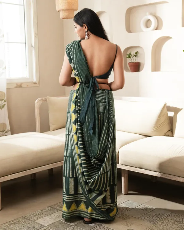 Bottle_Green_Cotton_Geometric_Dabu_Print_Mul_Saree_For_Women